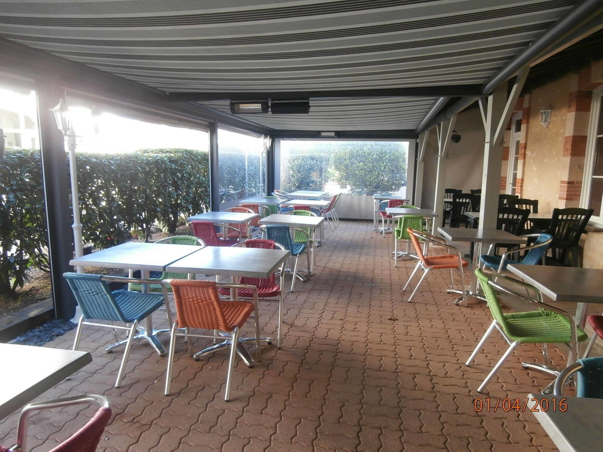 Hôtel Restaurant Le Commerce Saujon Exterior foto